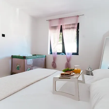 Dinara View Apartment-knin *