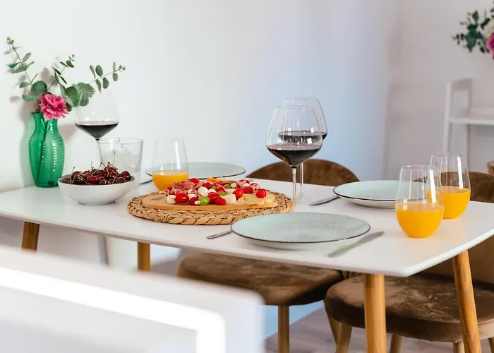 Dinara View Apartment-knin קנין